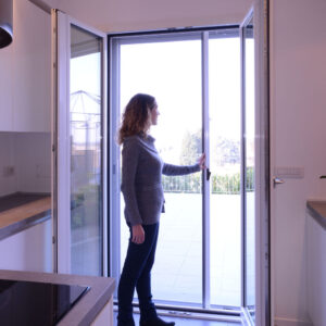 MOSQUITERA PARA PUERTA ENROLLABLE LATERAL "EASY" BLANCA 140X230 CM